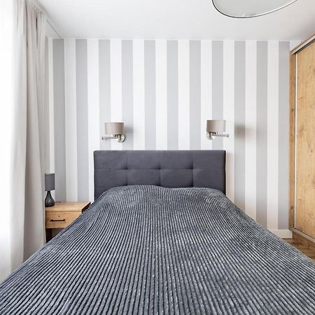 Fajny Apartament Z Parkingiem, Obok Metra. Warschau Exterior foto