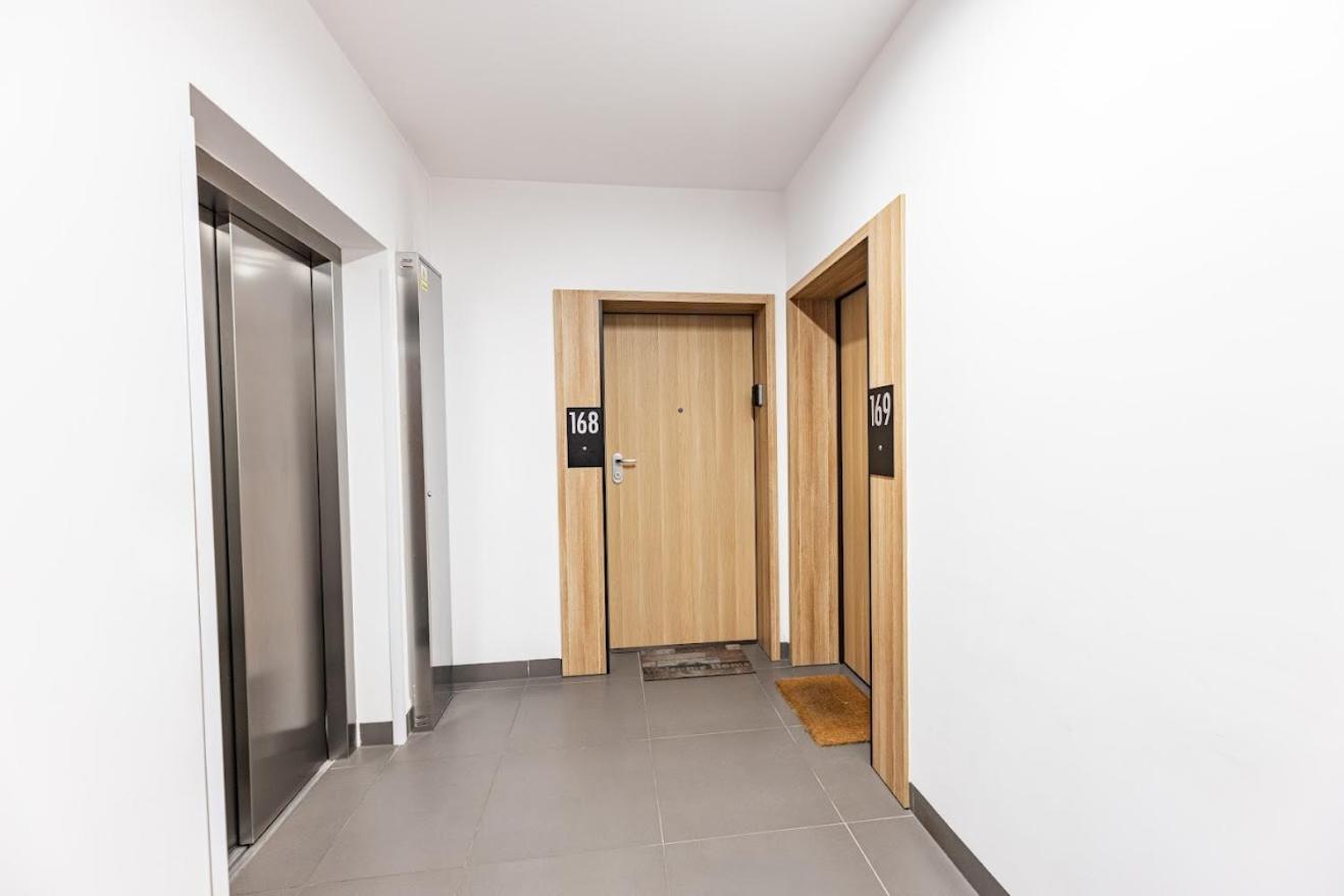 Fajny Apartament Z Parkingiem, Obok Metra. Warschau Exterior foto