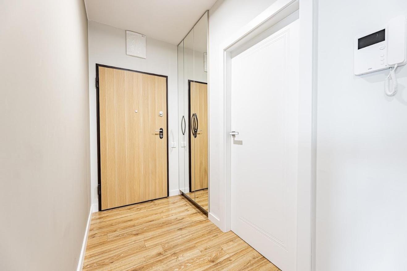 Fajny Apartament Z Parkingiem, Obok Metra. Warschau Exterior foto